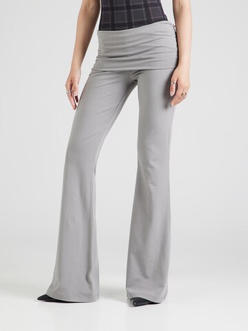 Flared Pantaloni di SHYX in grigio: frontale
