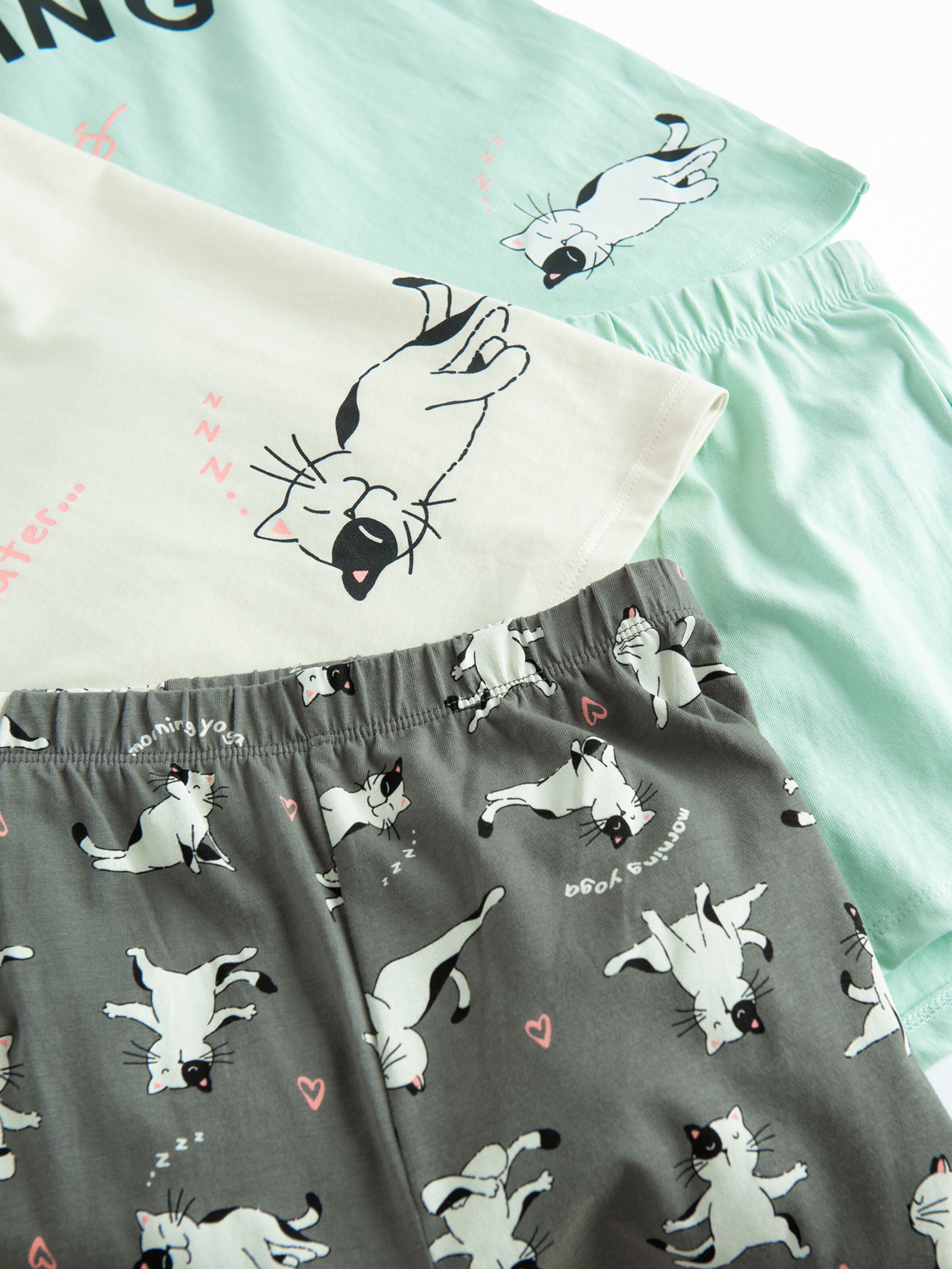 Pijamale de la Cool Club pe mai multe culori