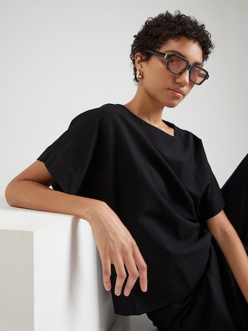 Tricou de la minimum pe negru