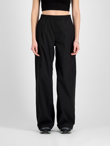 ALPHA INDUSTRIES Loosefit Cargobroek in Zwart: voorkant