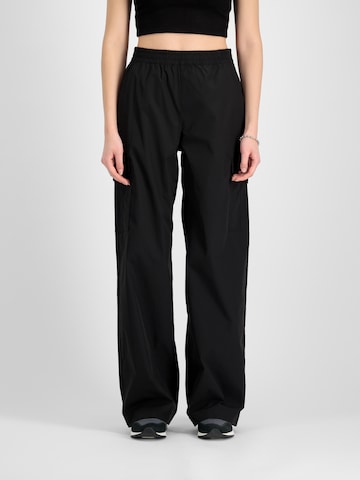 Loosefit Pantaloni cargo di ALPHA INDUSTRIES in nero: frontale