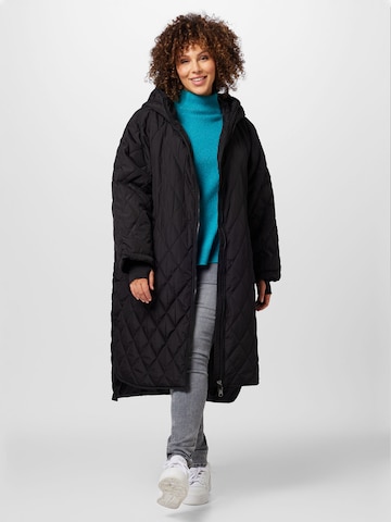 Vero Moda Curve Płaszcz przejściowy 'HUDSON' w kolorze czarny: przód