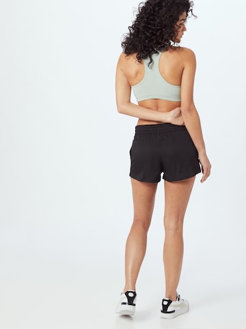 PUMA Regular Sportshorts in Schwarz