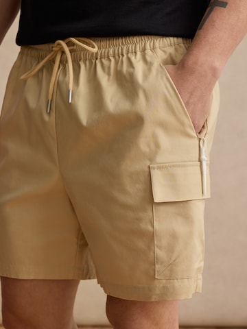 DAN FOX APPAREL רגיל מכנסי דגמח 'Marten' בבז'