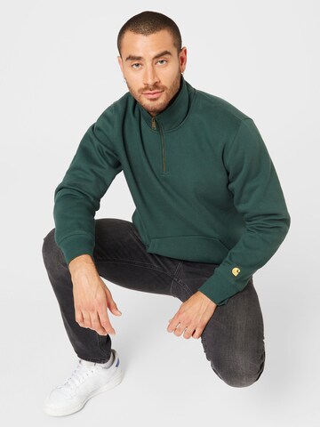 Carhartt WIP Regular fit Sweatshirt 'Chase' in Groen