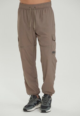 Virtus Tapered Sportbroek in Grijs: voorkant