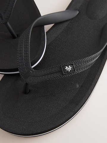 Flip-flops de la Next pe negru