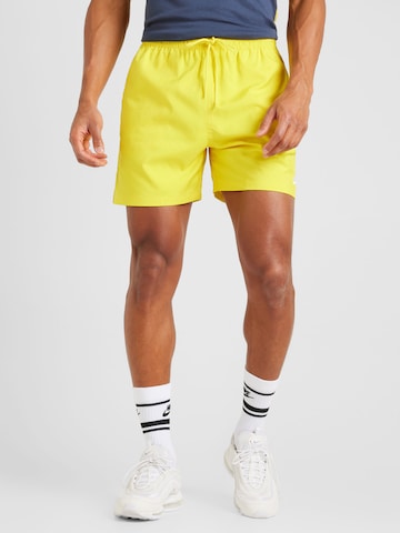 Nike Sportswear Normalny krój Spodnie 'Club' w kolorze żółty: przód