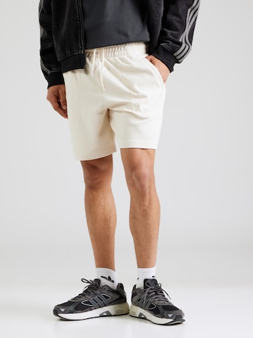 ADIDAS ORIGINALS Normalny krój Spodnie 'Essentials' w kolorze biały: przód
