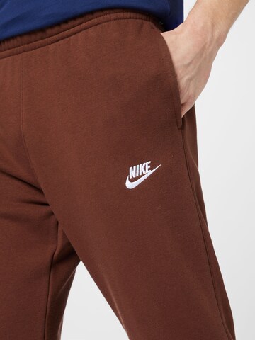 Nike Sportswear Zúžený Kalhoty 'Club Fleece' – hnědá