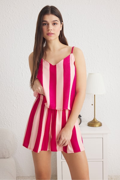 Trendyol Shorty i XS i lyserød / mørk pink, Produktvisning
