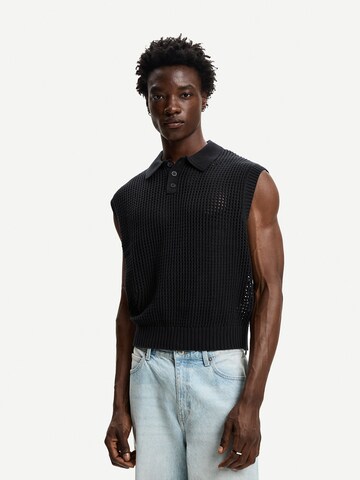 Bershka Slipover in Black: front