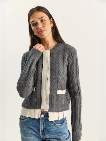 Cardigan Bianco Lucci en gris