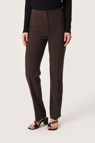 Coupe slim Pantalon à plis SOAKED IN LUXURY en marron : devant
