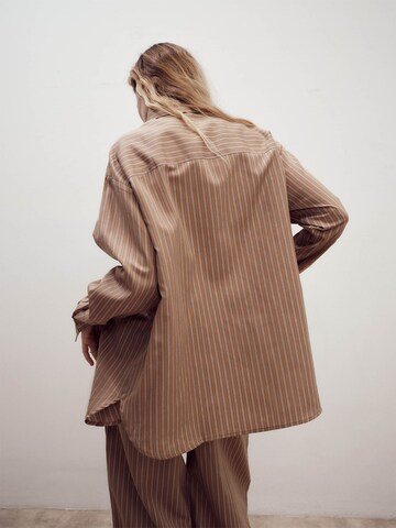 Camicia da donna 'Thea' di ABOUT YOU x Marie von Behrens in marrone