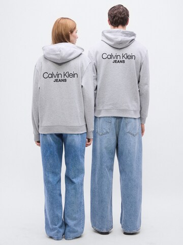 Calvin Klein Jeans Свитшот в Серый: спереди