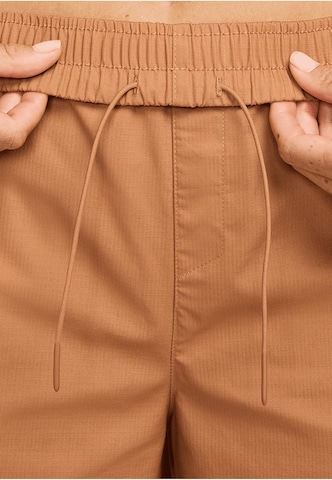 Loosefit Pantaloni sportivi 'Essential' di NIKE in marrone