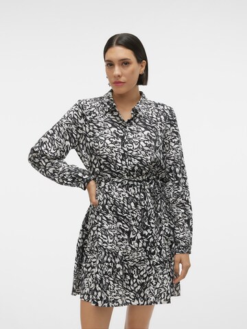 Robe-chemise 'Debby Ana' VERO MODA en noir : devant