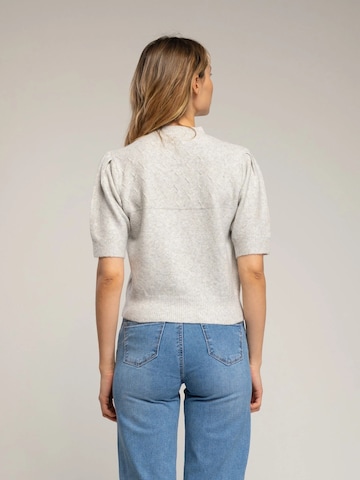 Tantra - Jersey 'Jersey de manga corta con pajaritos bordados  y frunce en el hombro (GRIS)' en gris