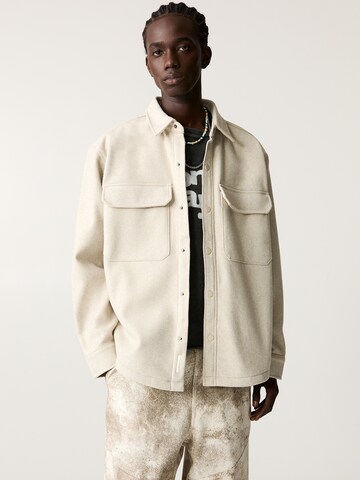 Pull&Bear Comfort Fit Риза в бежово: отпред