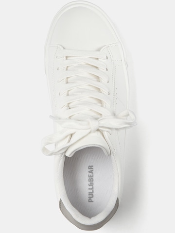 Sneaker low de la Pull&Bear pe alb