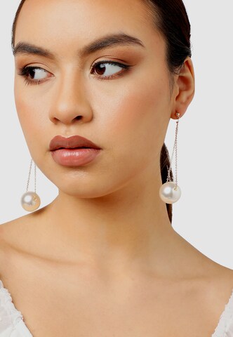 SOHI Earrings 'Alvena' in White: front