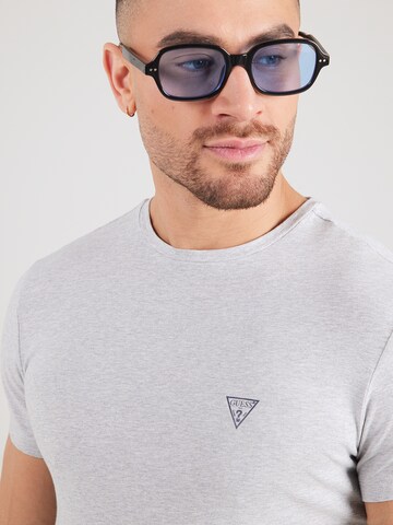 Tricou 'CALEB HERO' de la GUESS pe gri