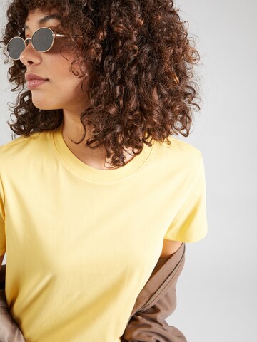 T-shirt 'RIA' PIECES en jaune