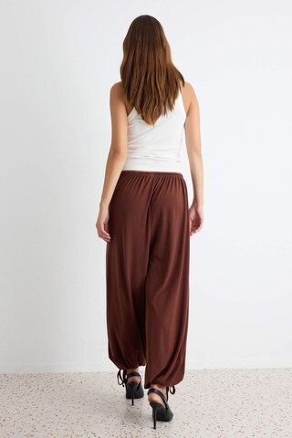 Trendyol Tapered Byxa i brun