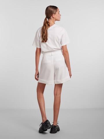 PIECES Regular Pleat-front trousers 'Kyza' in White