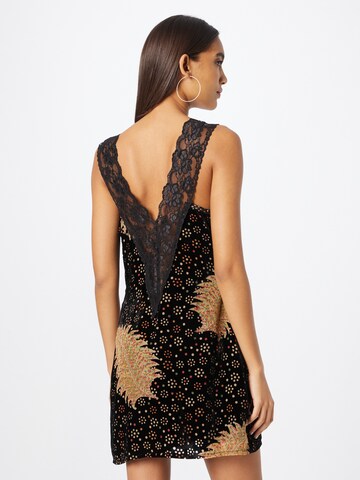 Rochie de la Nasty Gal pe negru