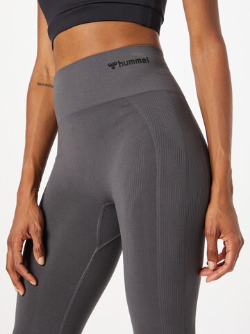 Skinny Pantalon de sport Hummel en gris