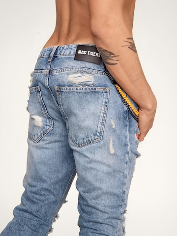 MAD TIGERS Slimfit Jeans 'CHE-CHAINS ARTPATCH' in Blau