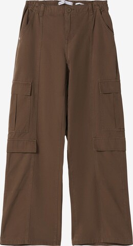 Bershka Loose fit Cargo trousers in Brown: front