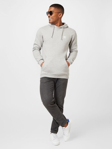 ADIDAS ORIGINALS - Sweatshirt 'Trefoil Essentials' em cinzento
