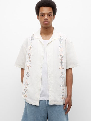 Pull&Bear Regular fit Button Up Shirt in White: front