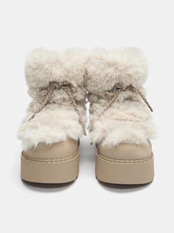 Bocanci de zăpadă de la Pull&Bear pe bej