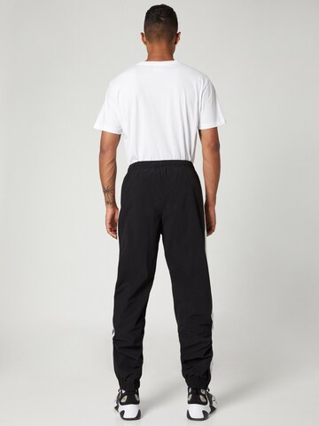 Tapered Pantaloni 'Sammy' de la VIERVIER pe negru