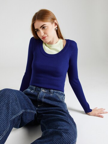 PIECES - Pullover em azul: frente