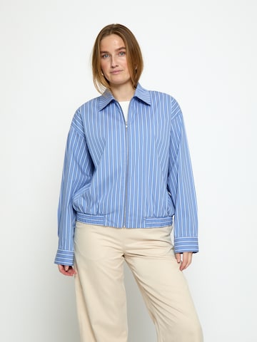 Peppercorn Tussenjas 'Hanna' in Blauw: voorkant