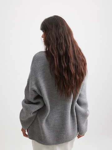 NA-KD Pullover in Grau
