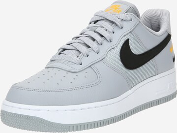 Nike Sportswear Matalavartiset tennarit 'AIR FORCE 1 '07' värissä harmaa: edessä