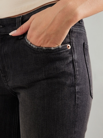 WEEKDAY Flared Farmer 'Katsumi' - fekete