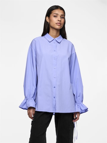 Camicia da donna 'FUBBU' di PIECES in blu: frontale