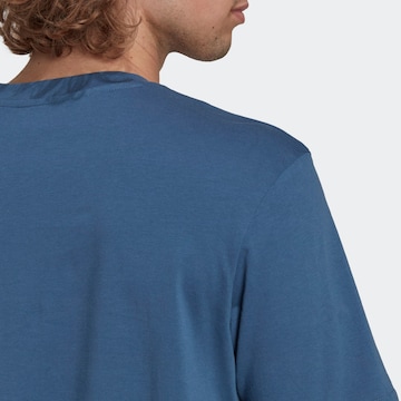 ADIDAS SPORTSWEAR Koszulka funkcyjna 'Essentials Brandlove' w kolorze niebieski