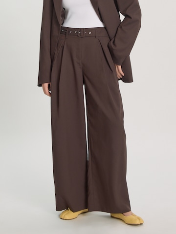 EDITED Wide leg Trousers 'Duana' in Brown: front