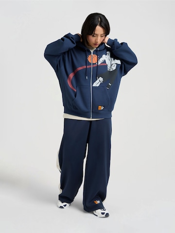 Hanorac 'Gremium vor Gericht' de la AND1 pe albastru