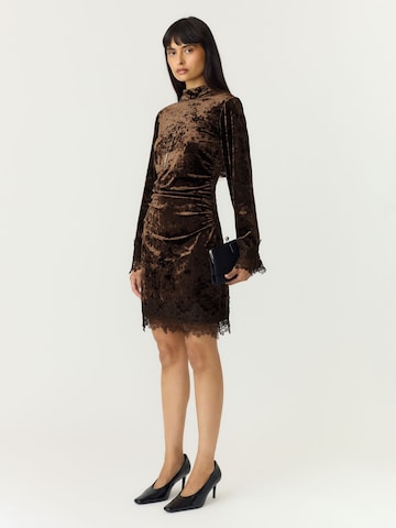 Robe 'VELLIA' YAS en marron