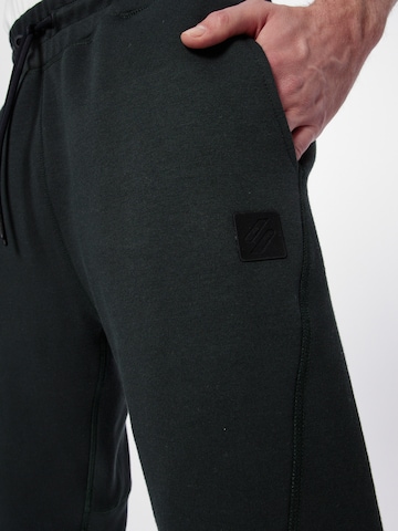 Superdry Slimfit Spodnie 'Code Tech' w kolorze zielony