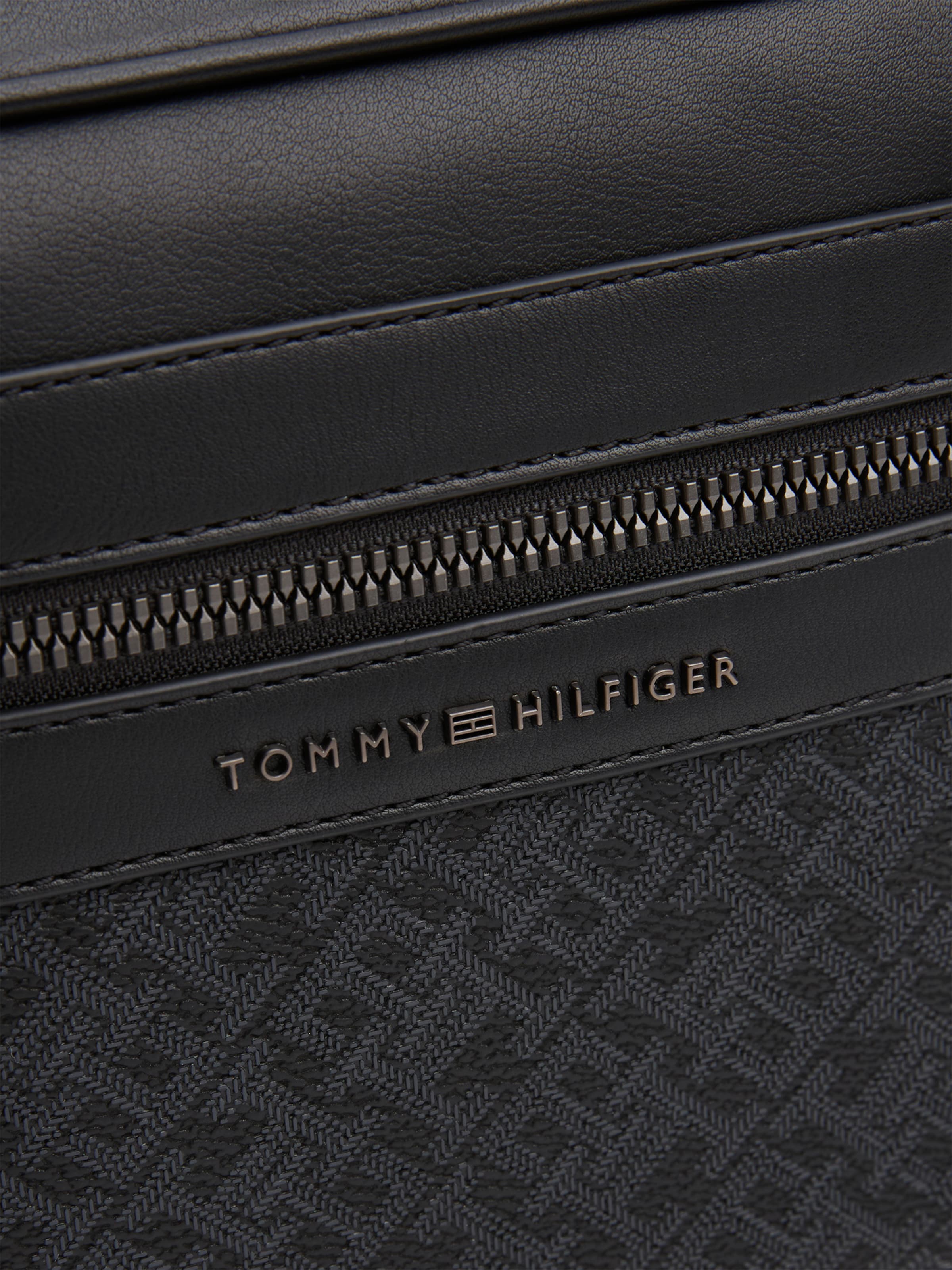 TOMMY HILFIGER Τσάντα ώμου σε μαύρο